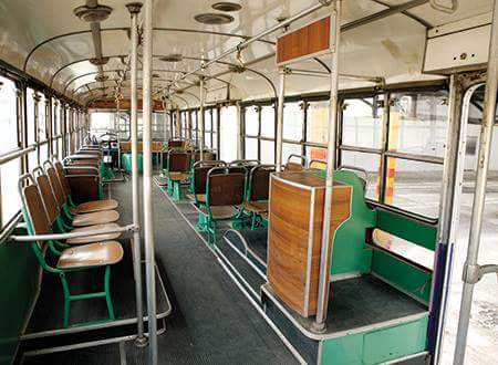 Τα θυμάστε αυτά τα λεωφορεία; Τον εισπράκτορα μέσα; (ΦΩΤΟ)